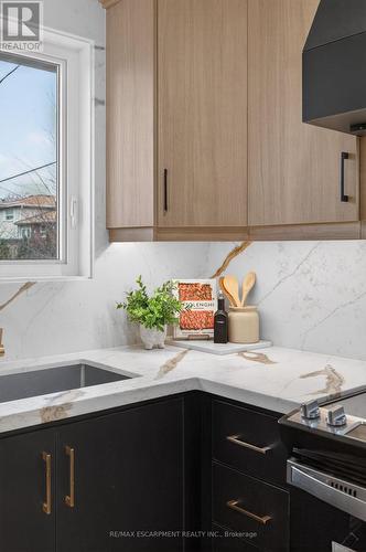 5375 Riverside Drive, Burlington, ON - Indoor Photo Showing Kitchen