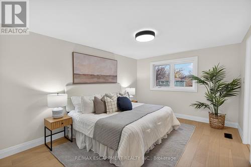 5375 Riverside Drive, Burlington, ON - Indoor Photo Showing Bedroom