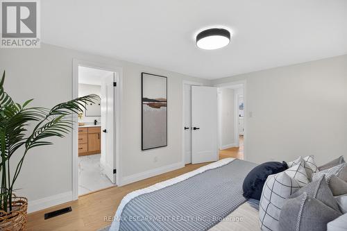 5375 Riverside Drive, Burlington, ON - Indoor Photo Showing Bedroom