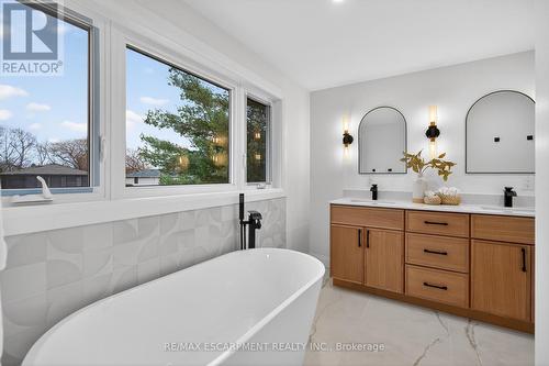 5375 Riverside Drive, Burlington, ON - Indoor Photo Showing Bathroom