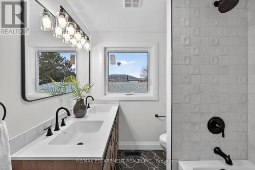 5375 Riverside Drive, Burlington, ON - Indoor Photo Showing Bathroom