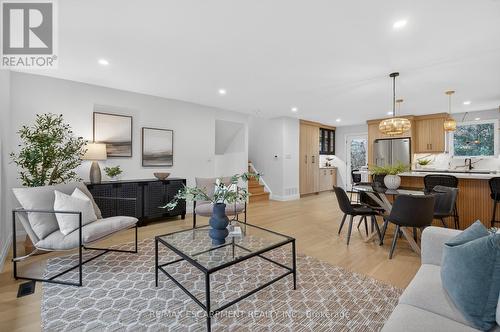 5375 Riverside Drive, Burlington, ON - Indoor Photo Showing Living Room
