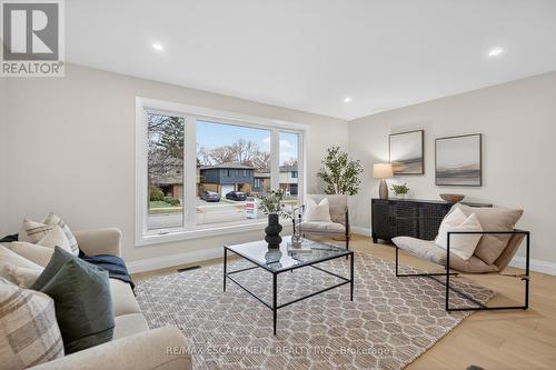 5375 Riverside Drive, Burlington, ON - Indoor Photo Showing Living Room
