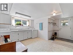 Basement entry and laundry - 