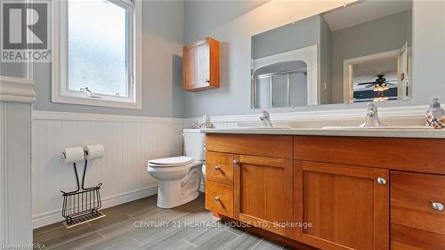 2 Hunter Drive S, Norfolk, ON - Indoor Photo Showing Bathroom