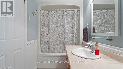 2 Hunter Drive S, Norfolk, ON - Indoor Photo Showing Bathroom