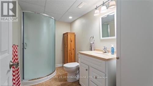 2 Hunter Drive S, Norfolk, ON - Indoor Photo Showing Bathroom