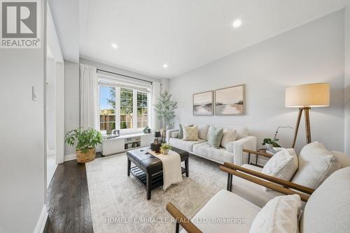 8 Summerberry Way, Hamilton, ON - Indoor Photo Showing Living Room