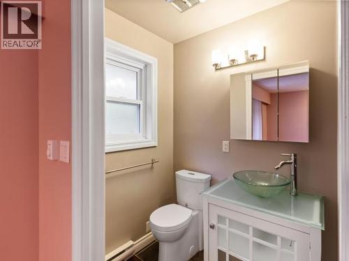 3826 Trail Place, Powell River, BC - Indoor Photo Showing Bathroom