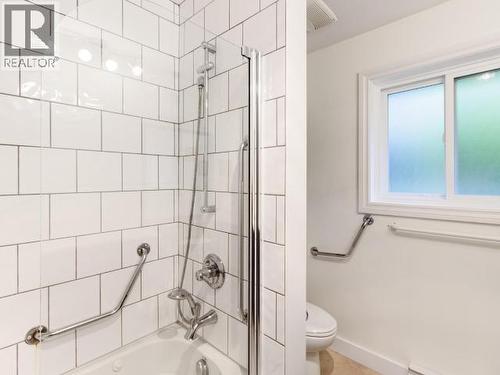 3826 Trail Place, Powell River, BC - Indoor Photo Showing Bathroom