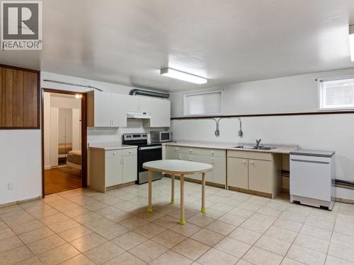 3826 Trail Place, Powell River, BC - Indoor Photo Showing Kitchen With Double Sink