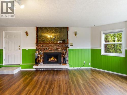 3826 Trail Place, Powell River, BC - Indoor Photo Showing Living Room With Fireplace