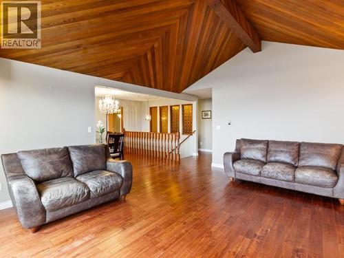 3826 Trail Place, Powell River, BC - Indoor Photo Showing Living Room
