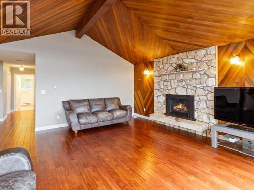 3826 Trail Place, Powell River, BC - Indoor Photo Showing Living Room With Fireplace