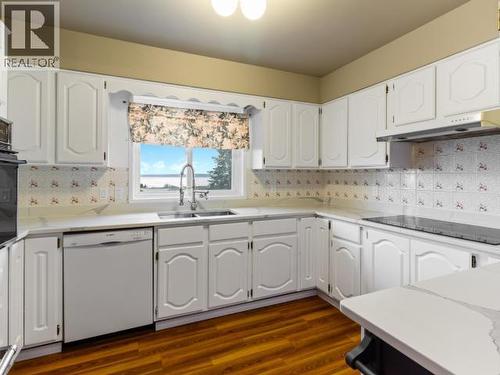 3826 Trail Place, Powell River, BC - Indoor Photo Showing Kitchen With Double Sink