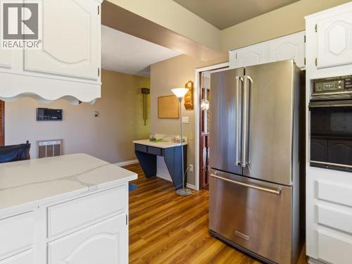 3826 Trail Place, Powell River, BC - Indoor Photo Showing Kitchen