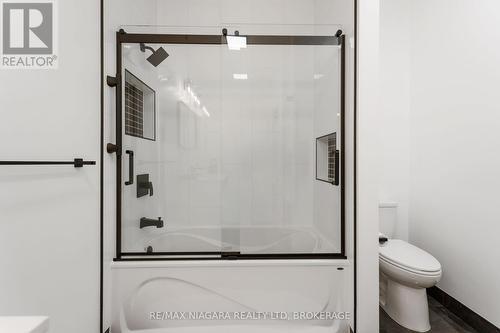 4367 Ontario Street, Lincoln (Beamsville), ON - Indoor Photo Showing Bathroom