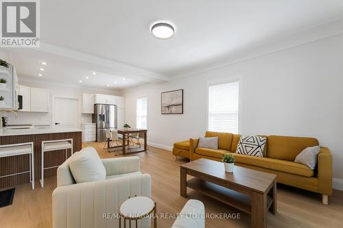4367 Ontario Street, Lincoln (Beamsville), ON - Indoor Photo Showing Living Room