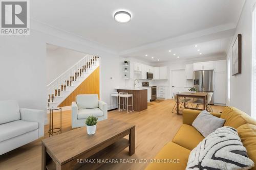 4367 Ontario Street, Lincoln (Beamsville), ON - Indoor Photo Showing Living Room