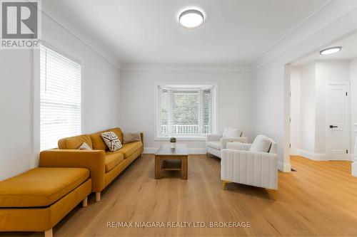 4367 Ontario Street, Lincoln (Beamsville), ON - Indoor Photo Showing Living Room