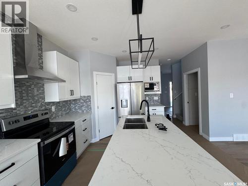 419 Stromberg Crescent, Saskatoon, SK - Indoor Photo Showing Kitchen With Double Sink With Upgraded Kitchen