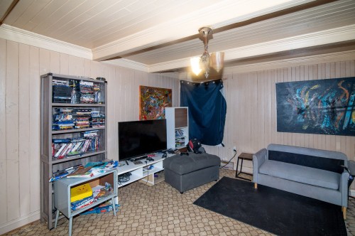Salon - 9 Route 132 E., Saint-Denis-De La Bouteillerie, QC - Indoor