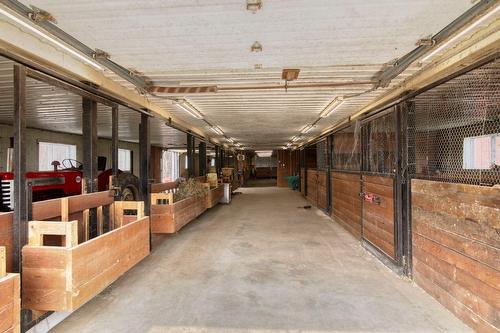 Grange - 2301Z Ch. Wolfe Ridge, Clarenceville, QC - Indoor Photo Showing Garage