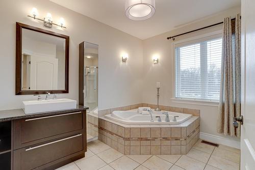 Bathroom - 7 Rue Hector-Maisonneuve, Blainville, QC - Indoor Photo Showing Bathroom
