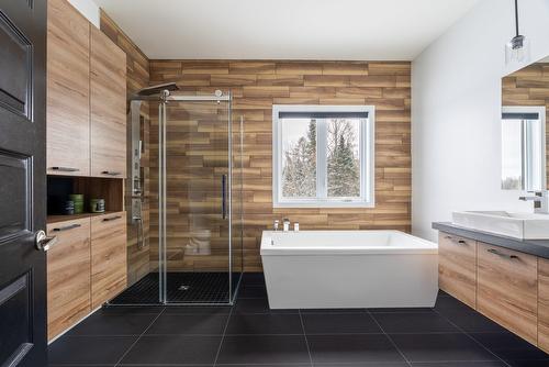 Bathroom - 322  - 324 Ch. De Wexford, Shannon, QC - Indoor Photo Showing Bathroom