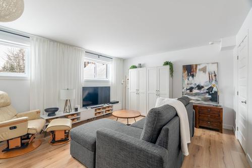 Living room - 322Z  - 324Z Ch. De Wexford, Shannon, QC - Indoor