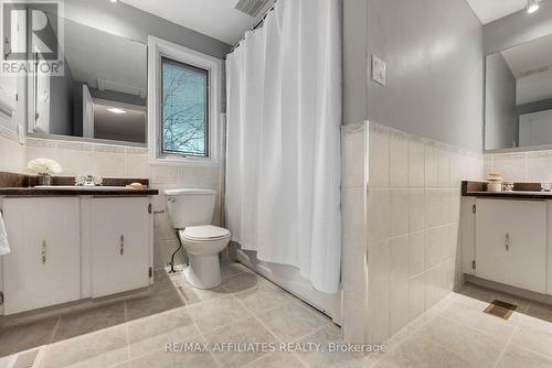 Efficient bathroom with 2 vanities. - 31 Exeter Drive, Ottawa, ON - Indoor Photo Showing Bathroom