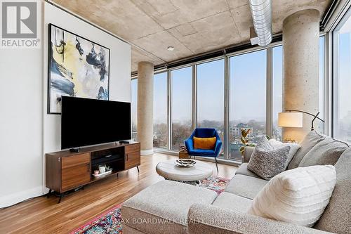 710 - 354 Gladstone Avenue, Ottawa, ON - Indoor Photo Showing Living Room