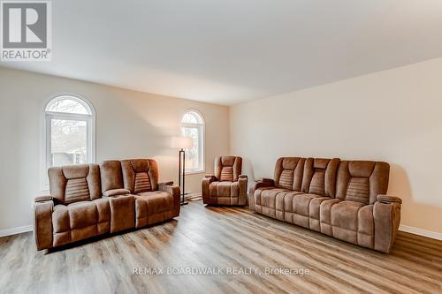 39 Inwood Drive, Ottawa, ON - Indoor Photo Showing Living Room