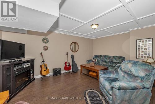 11 Grove Street, South Dundas, ON - Indoor Photo Showing Living Room
