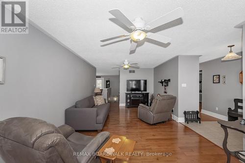 11 Grove Street, South Dundas, ON - Indoor Photo Showing Living Room