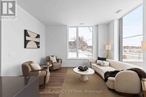 101 - 3071 Riverside Drive, Ottawa, ON - Indoor Photo Showing Living Room