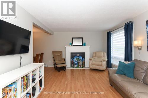 87A - 758 St Andre Drive, Ottawa, ON - Indoor Photo Showing Living Room