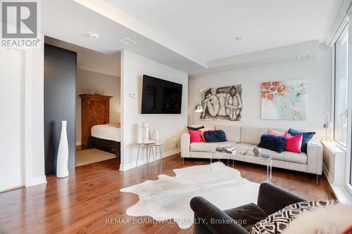 407 - 575 Byron Avenue, Ottawa, ON - Indoor Photo Showing Living Room