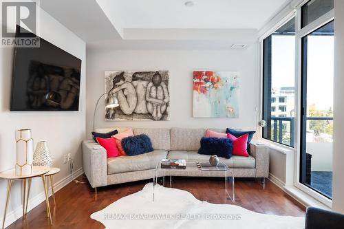 407 - 575 Byron Avenue, Ottawa, ON - Indoor Photo Showing Living Room