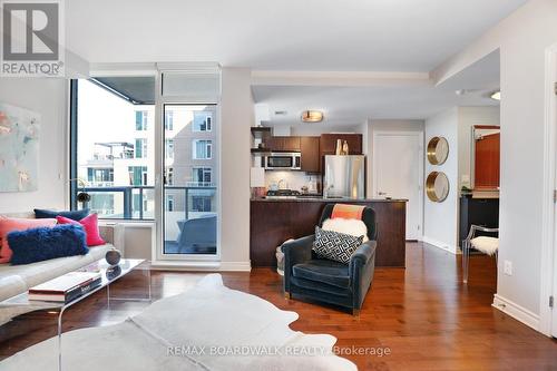 407 - 575 Byron Avenue, Ottawa, ON - Indoor Photo Showing Living Room