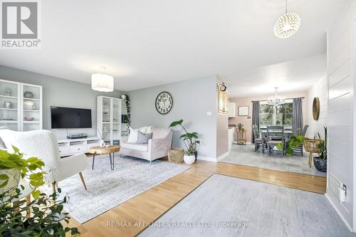 121 Stamford Drive, Drummond/North Elmsley, ON - Indoor Photo Showing Living Room
