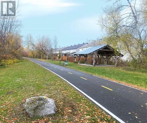 351 Voyageur Place, Russell, ON - Outdoor