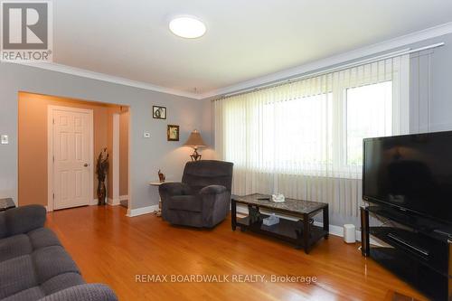 7032 Mason Street, Ottawa, ON - Indoor Photo Showing Living Room