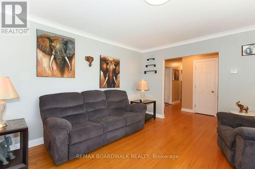 7032 Mason Street, Ottawa, ON - Indoor Photo Showing Living Room