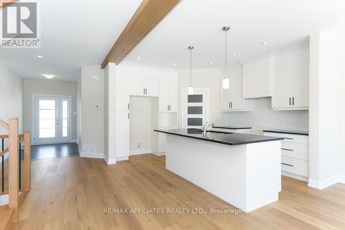 1060 Chablis Crescent, Russell, ON - Indoor Photo Showing Kitchen With Upgraded Kitchen