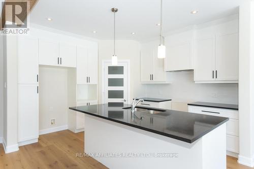 1060 Chablis Crescent, Russell, ON - Indoor Photo Showing Kitchen With Upgraded Kitchen