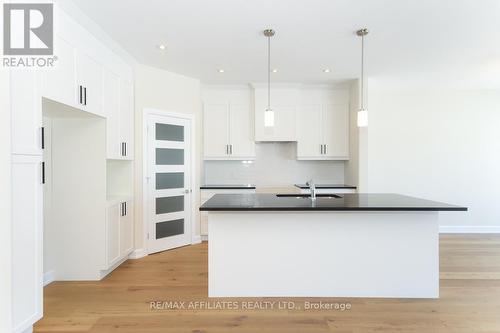 1060 Chablis Crescent, Russell, ON - Indoor Photo Showing Kitchen