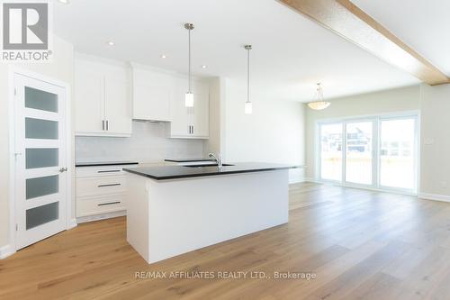 1060 Chablis Crescent, Russell, ON - Indoor Photo Showing Kitchen With Upgraded Kitchen