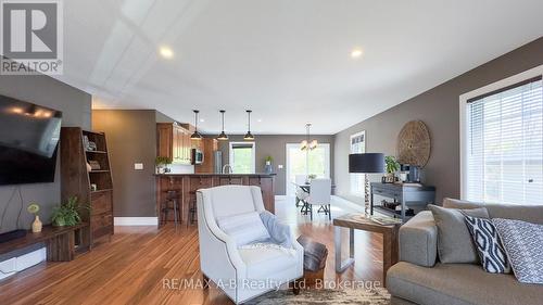 83 Sylvia Street, West Perth (Mitchell), ON - Indoor Photo Showing Living Room