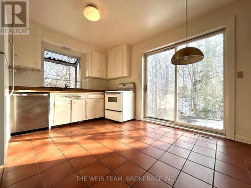 17 Glen Robert Drive, Toronto, ON - Indoor Photo Showing Kitchen